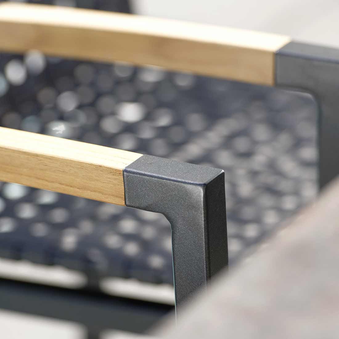 Stern Lucy Stapelsessel Aluminium/Gurtbespannung Teakarmlehnen