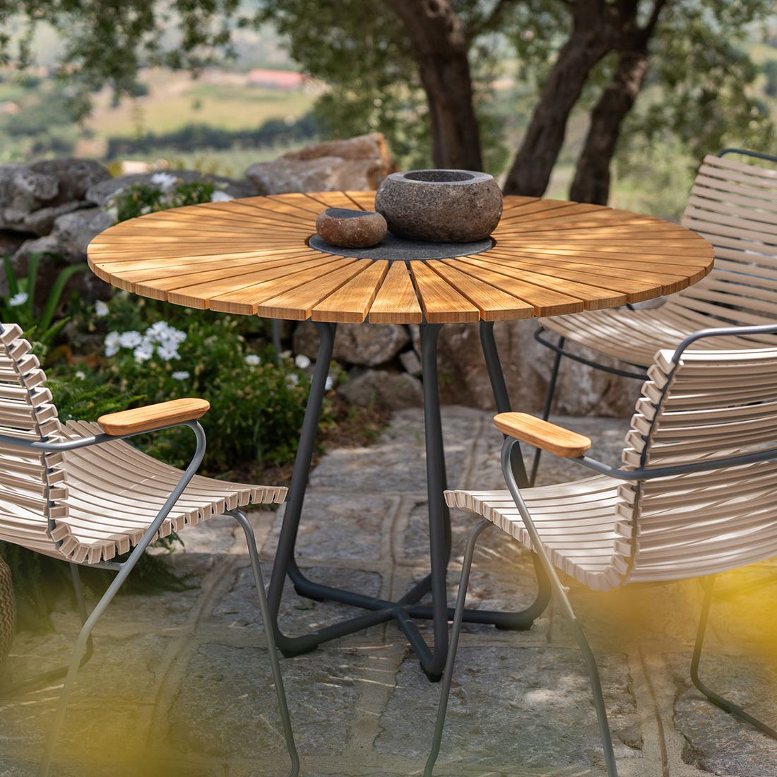 HOUE Circle Gartentisch Aluminium/Bambus