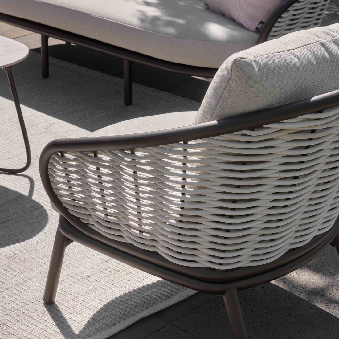 Apple Bee Pine Key Loungesessel Aluminium/Polyrattan/Bee Wett