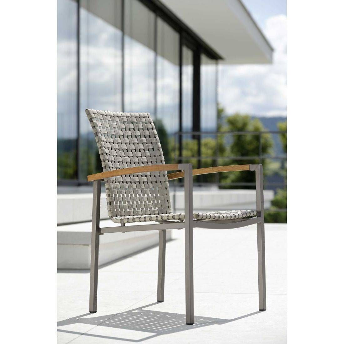 Stern Lucy Stapelsessel Aluminium/Gurtbespannung Teakarmlehnen