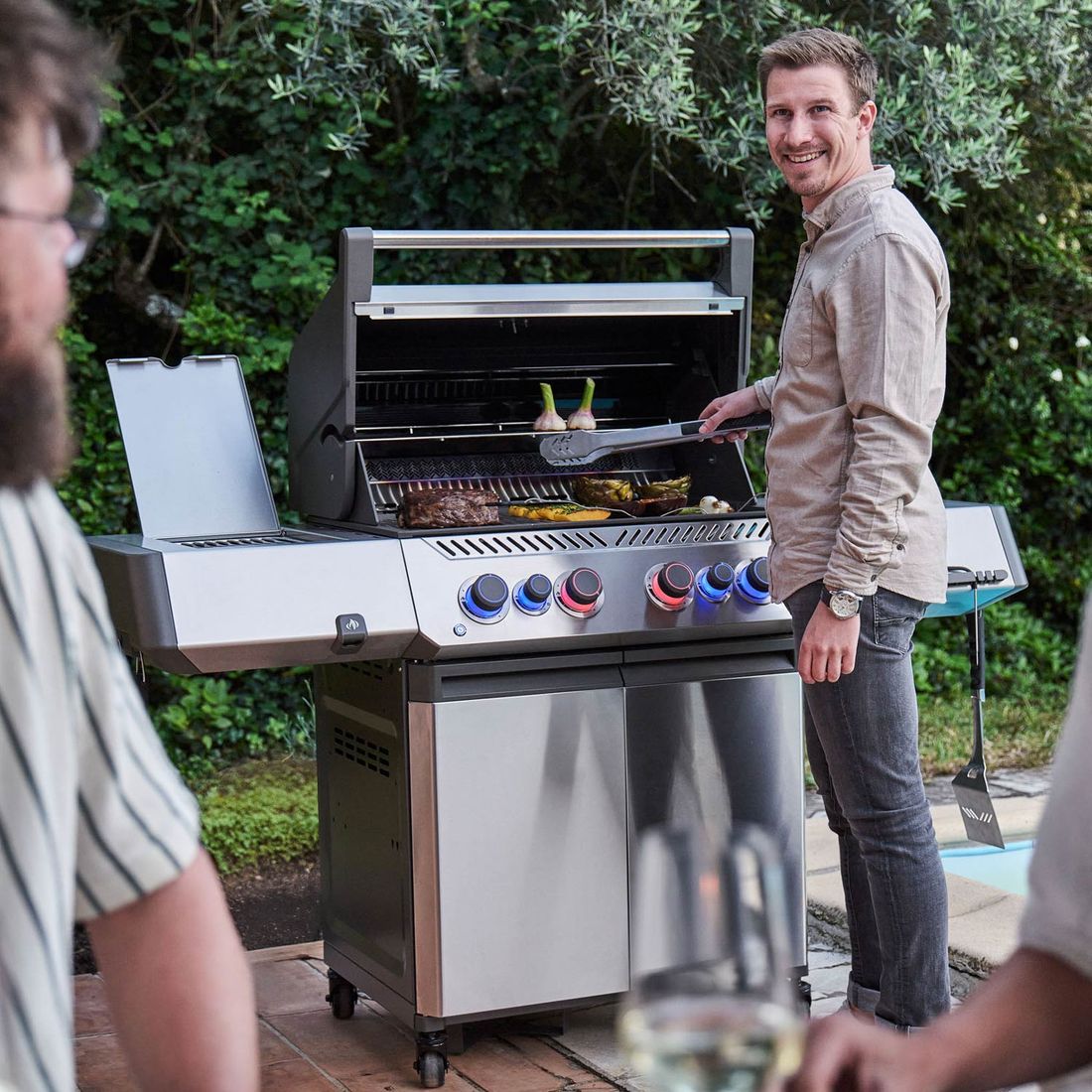 Napoleon Prestige 500 Connected Gasgrill mit Edelstahl-Rosten