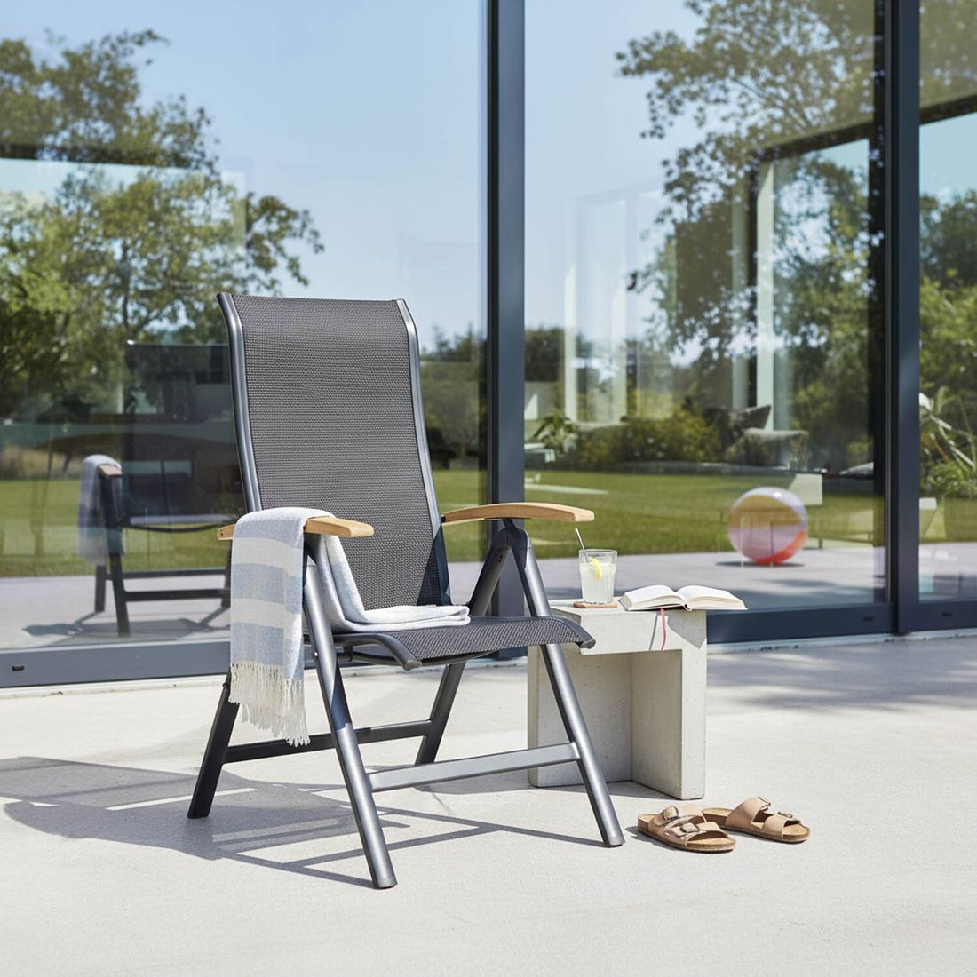 Hartman Alice Klappsessel Aluminium/Textilene mit Teak-Armlehnen