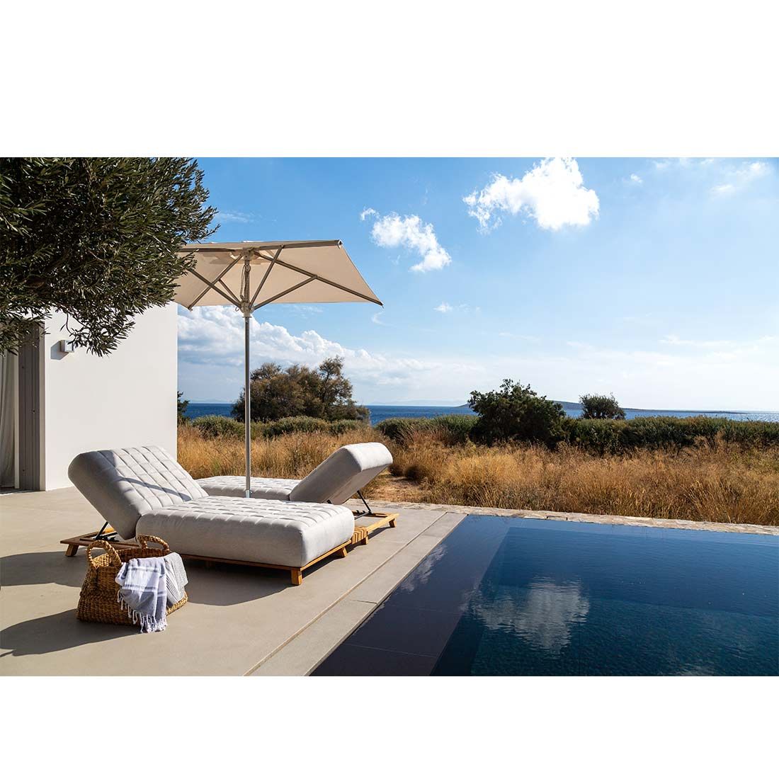 OUTLIV. Icon Gartenliege Teak/Sunbrella