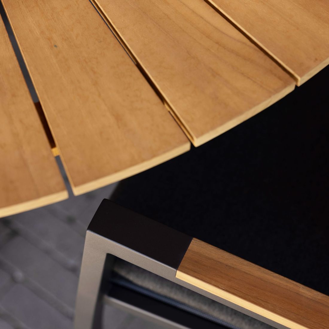 Interliving 7011 Gartentisch Ø140cm Aluminium/Teak