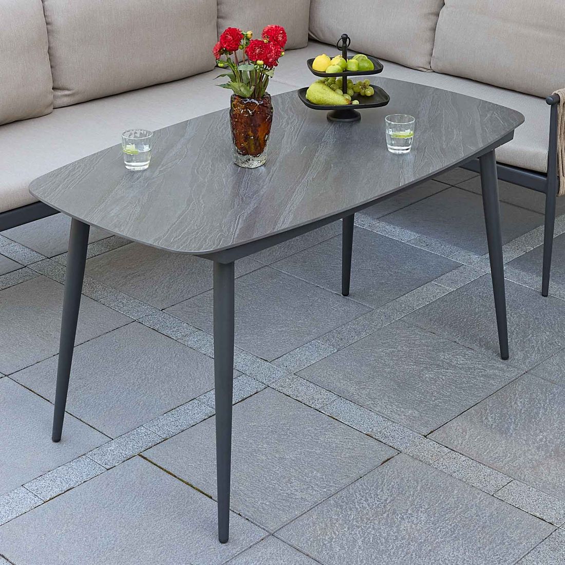LC Garden Bari Gartentisch 160x90cm Aluminium/Sinterstein