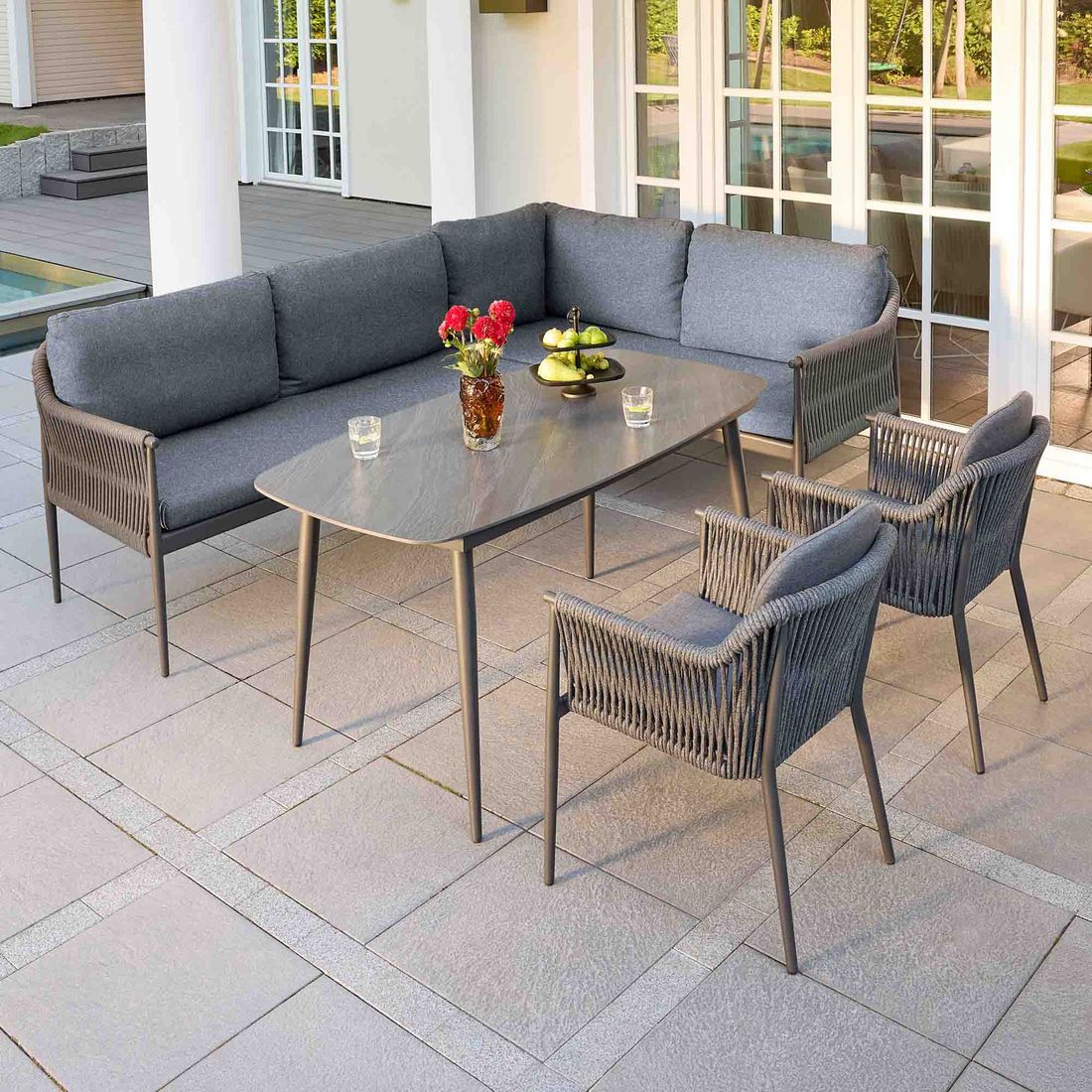 LC Garden Bari Gartentisch 160x90cm Aluminium/Sinterstein