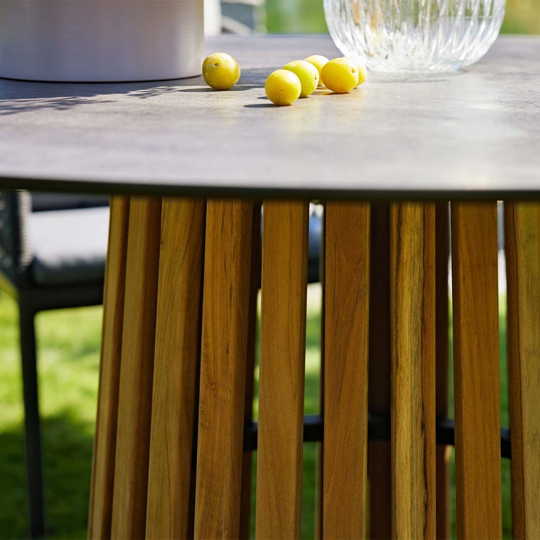 Interliving 7004 Gartentisch Ø125cm Teak/HPL