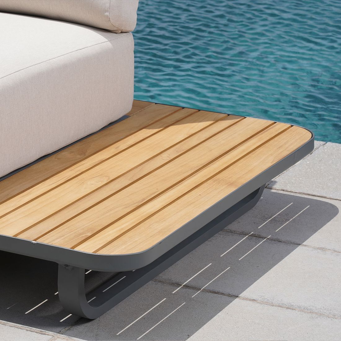 OUTLIV. Malibu Ecklounge Aluminium/Polyester