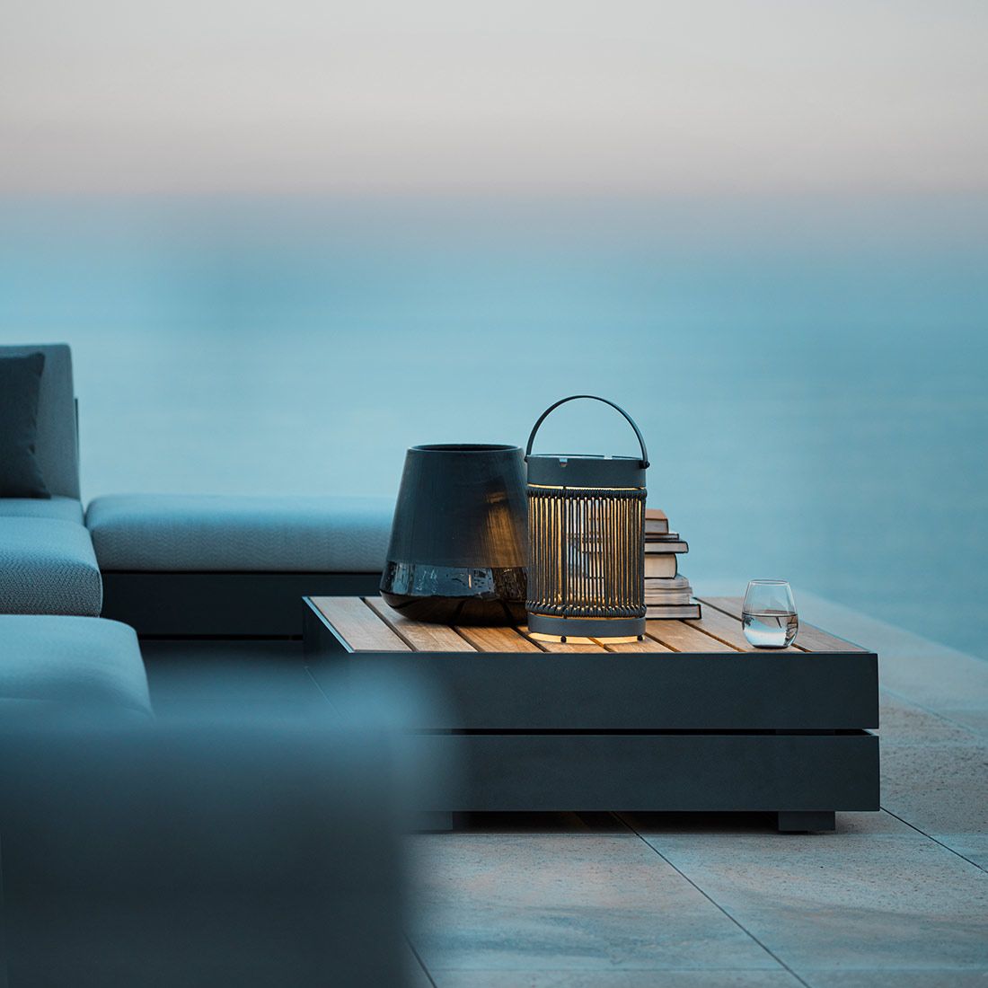 Solpuri Boxx Beistelltisch 90x90 cm Aluminium/Teak