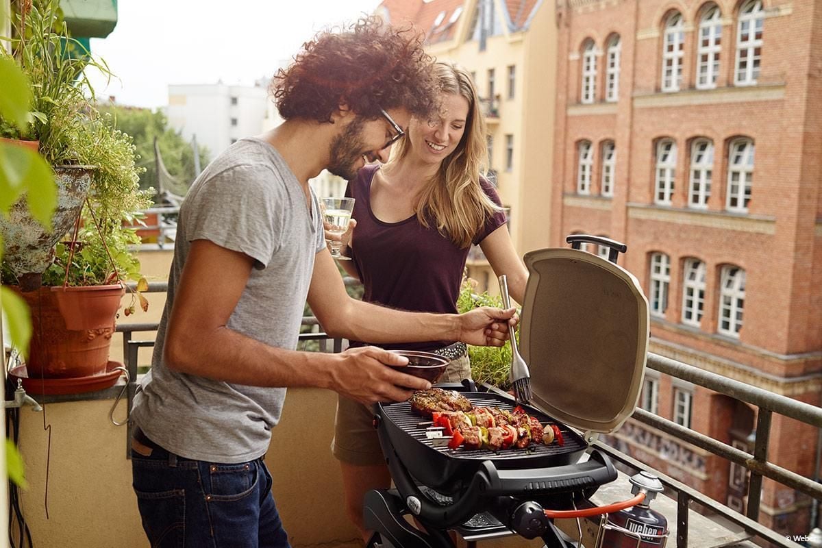 Grillen auf dem Balkon Worauf muss ich achten? GartenundFreizeit.de