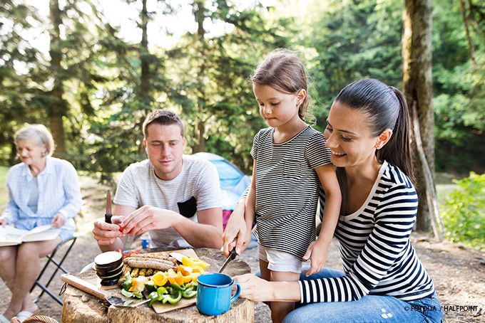 Mama, Papa und Tochter schnibbeln Gemüse im Garten Mama, Papa und Tochter schnibbeln Gemüse im Garten