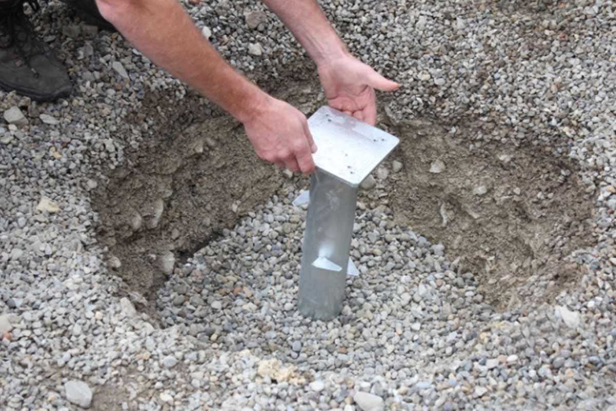 Wie sollte man eine Bodenhülse einbetonieren? GartenundFreizeit.de