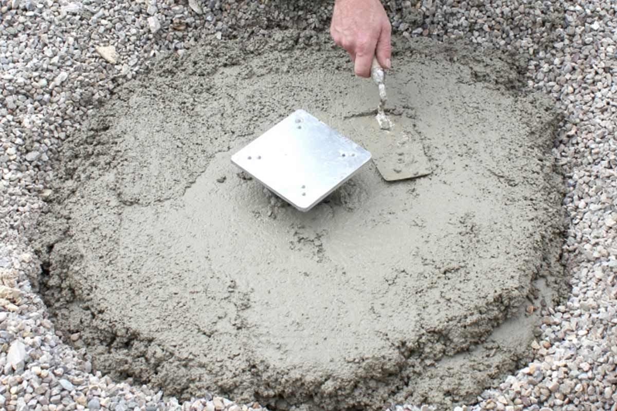 Wie sollte man eine Bodenhülse einbetonieren? GartenundFreizeit.de