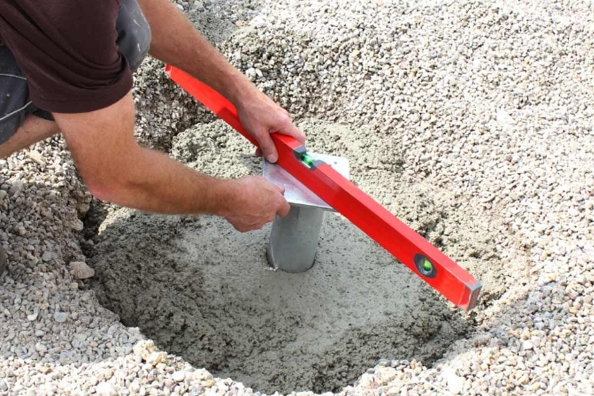 Wie sollte man eine Bodenhülse einbetonieren? GartenundFreizeit.de