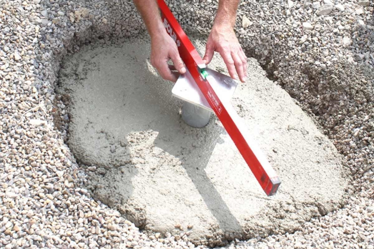Wie sollte man eine Bodenhülse einbetonieren? GartenundFreizeit.de