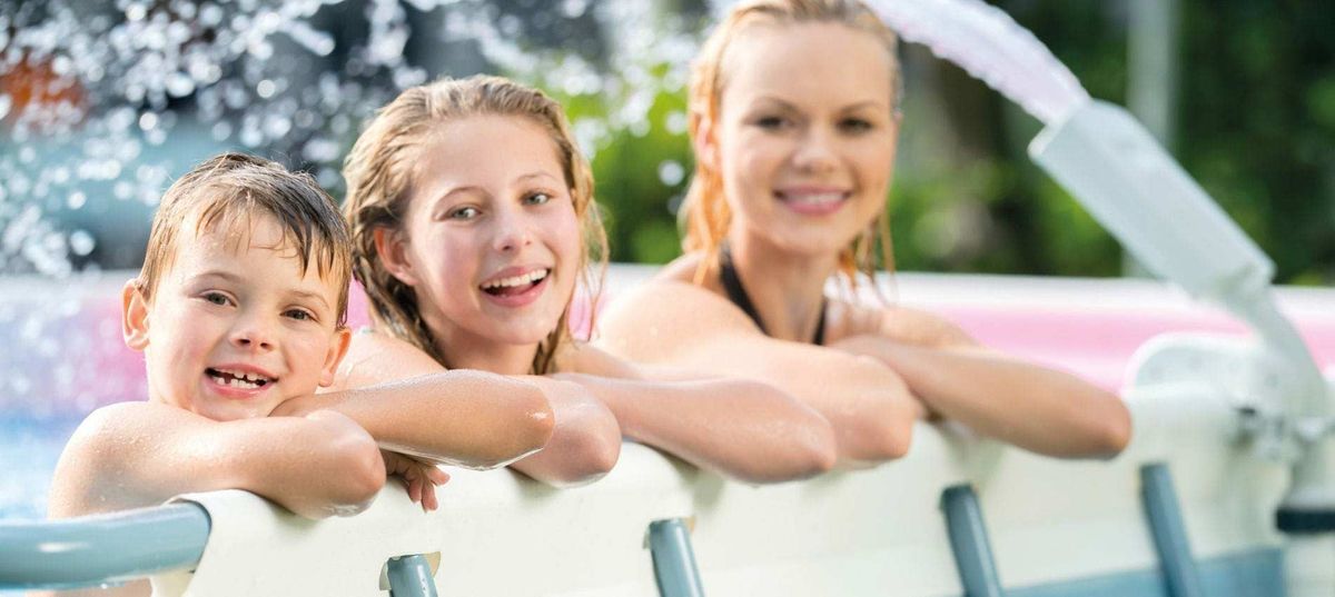 Kinder im Pool Kinder im Pool