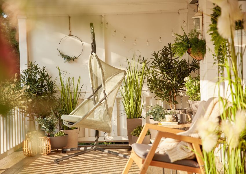 Boho Balkon mit vielen Pflanzen Boho Balkon mit vielen Pflanzen