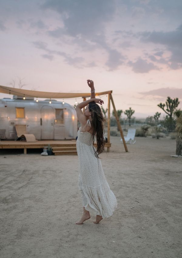 Frau lebt Boho und Hippie Lifestyle Frau lebt Boho und Hippie Lifestyle