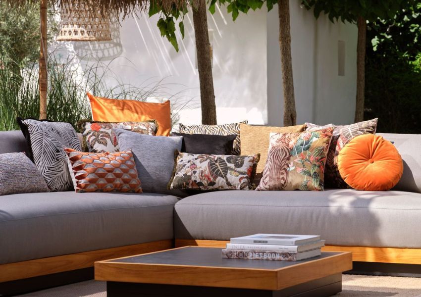 viele bunte Kissen im orientalischen Look