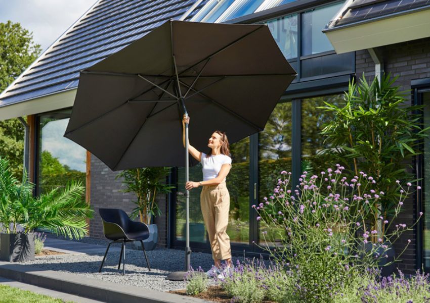 Frau spannt Sonnenschirm Frau spannt Sonnenschirm