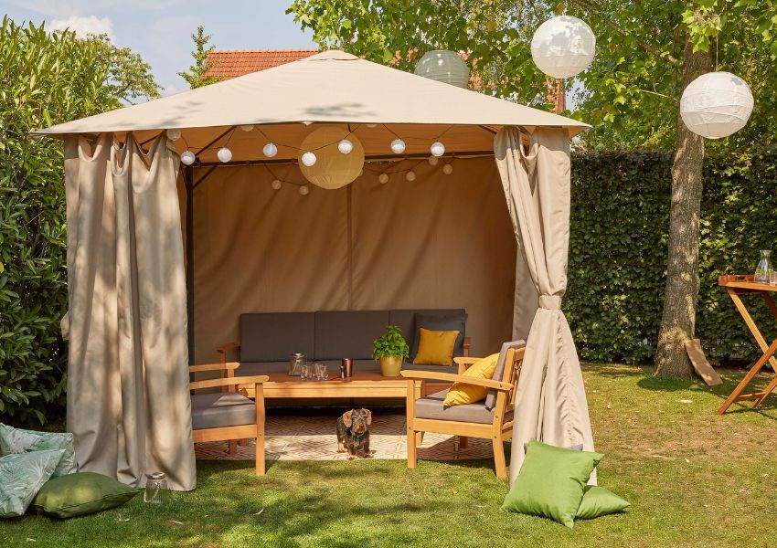 Gemütlicher Pavillon mit Outdoorteppich und Lounge Gemütlicher Pavillon mit Outdoorteppich und Lounge