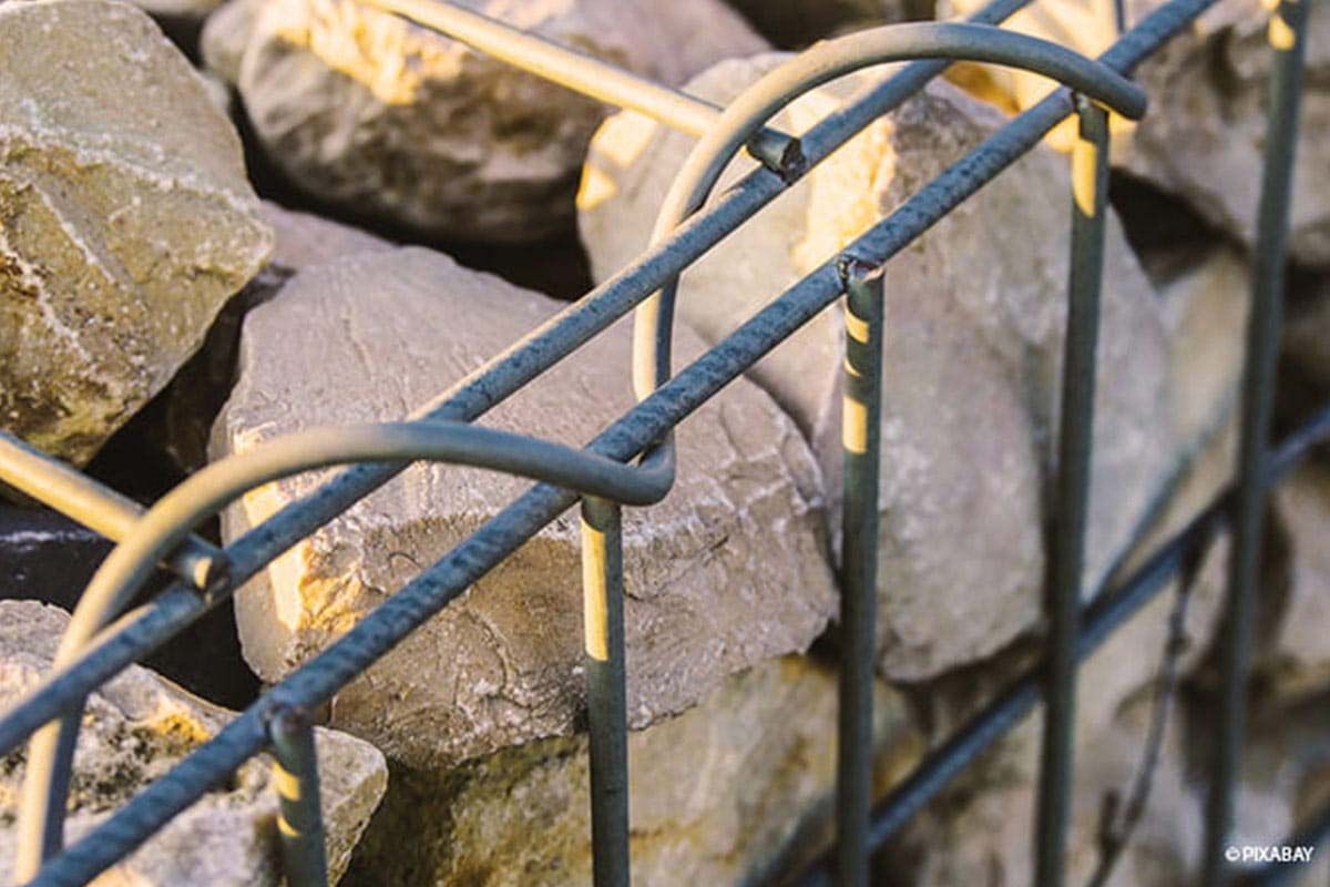 Sichtschutz mit Gabionen und Steinen Sichtschutz mit Gabionen und Steinen