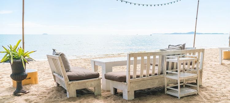 Strandkörbe im Sonnenuntergang