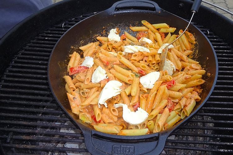 Gericht im Weber Wok mit Mozzarella verfeinern