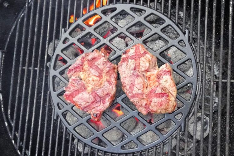 Steaks auf Weber Sear Grate Grilleinsatz