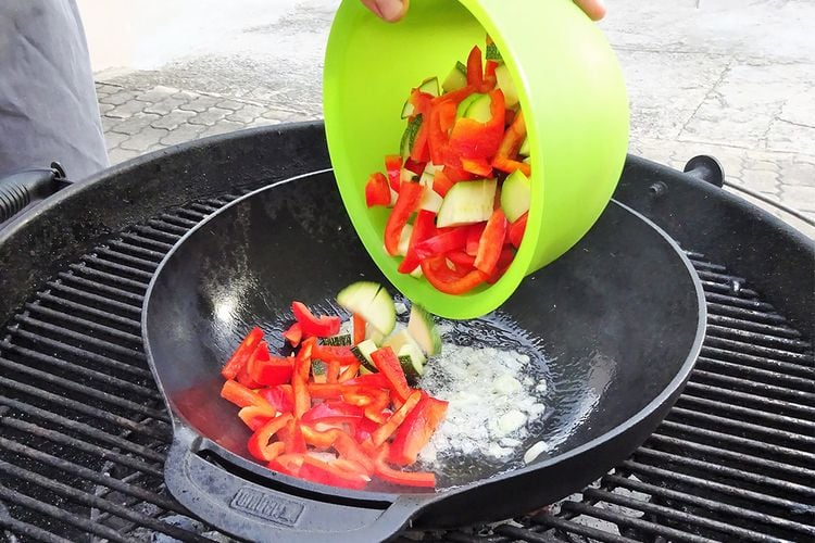 Weber Wok Gemüse einfüllen