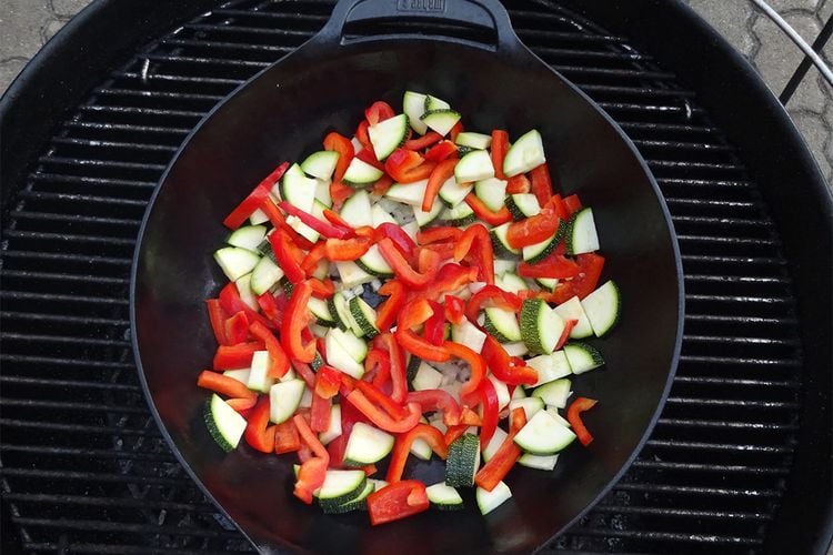 Gemüse garen im Weber Wok