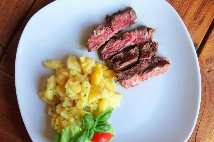 Steak mit Kartoffelsalat