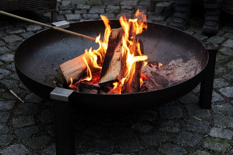 Feuerschale mit Feuer