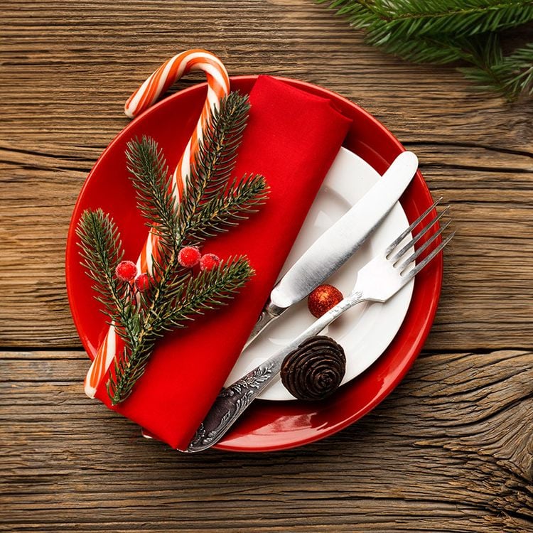 Zuckerstange als Gastgeschenk und Weihnachtsleckerei auf jedem Platz