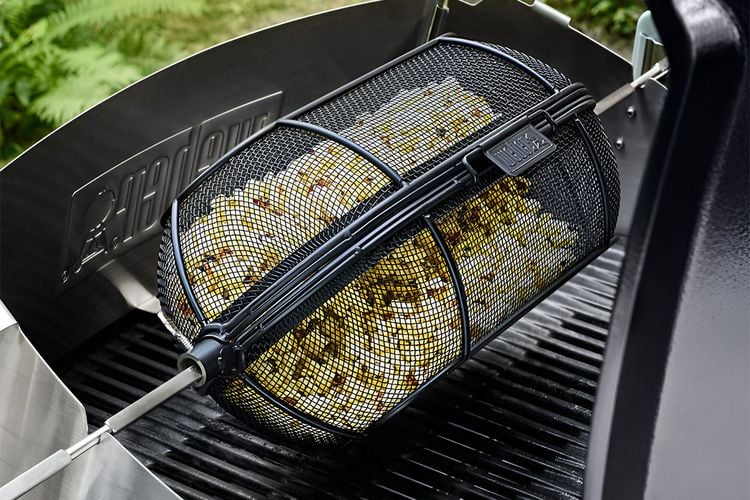 Frisches Popcorn im Grillkorb