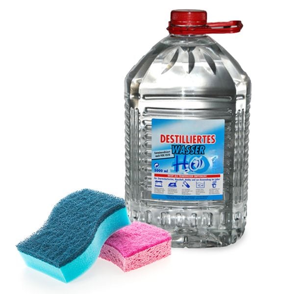 Destilliertes Wasser und Küchenschwamm