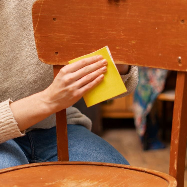 Holz mit Schleifpapier behandeln