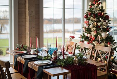 Festliche Weihnachtstafel mit natürlichen Materialien schmücken