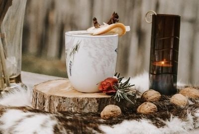 Weihnachtsmarkt Garten mit Tasse voll Glühwein