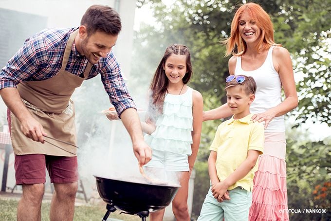 Grillen zusammen mit Kindern