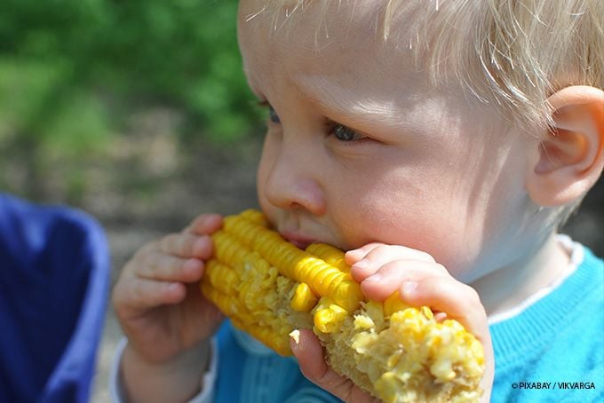 Kind mit Maiskolben