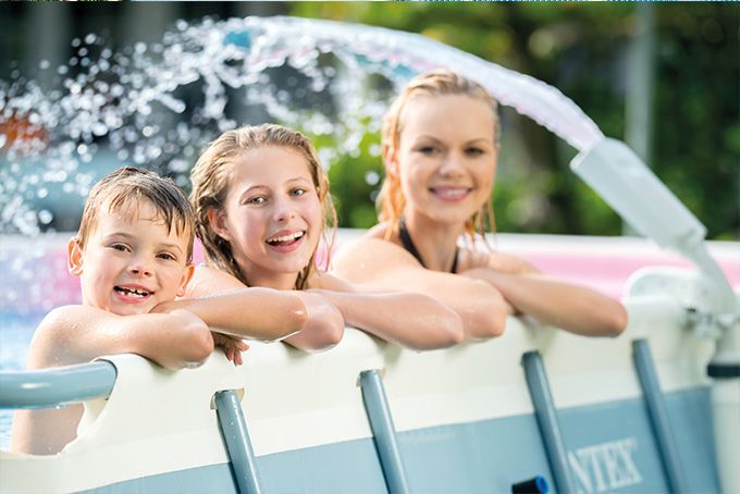 Kinder im Pool