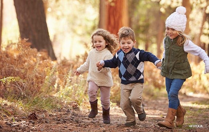 Kinder spielen im Wald