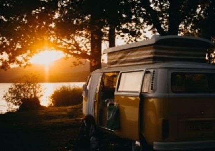 VW Bulli im Sonnenuntegang