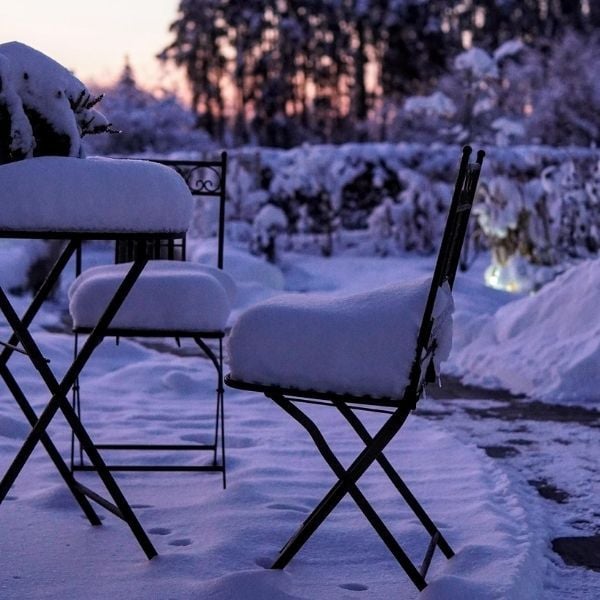 Gartenmöbel mit Schnee