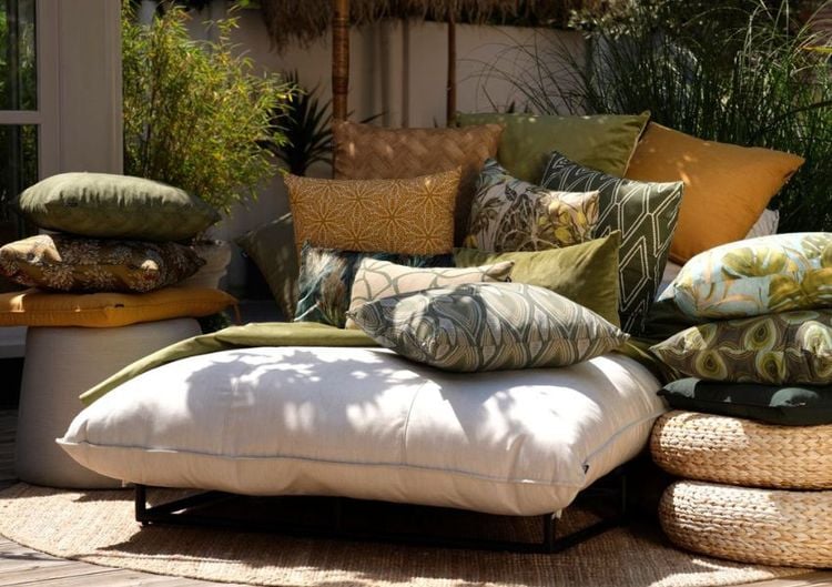 Boho Daybed mit vielen Kissen