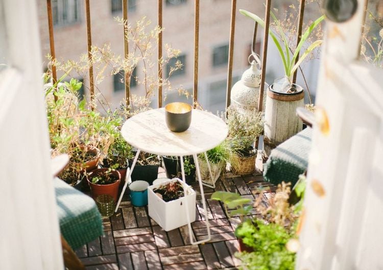 Kleiner Balkon mit Beistelltisch