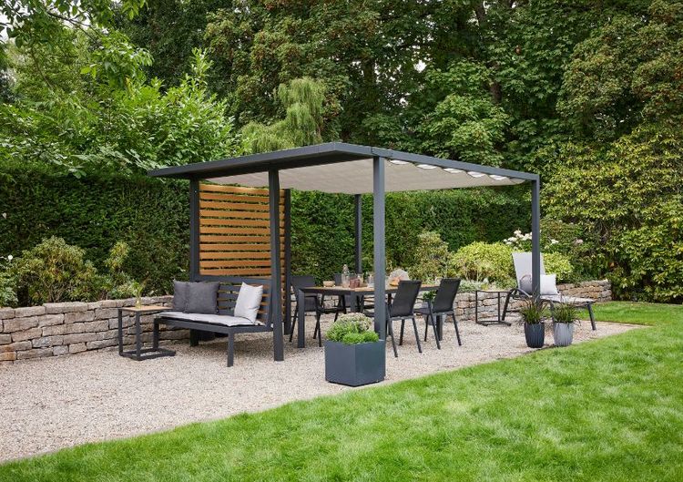 Pergola mit moderner Essgruppe