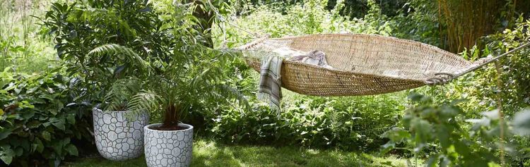 Hängematte im Garten aus Geflecht