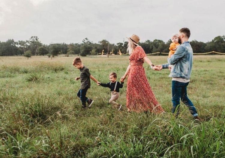 Familie auf Wiese